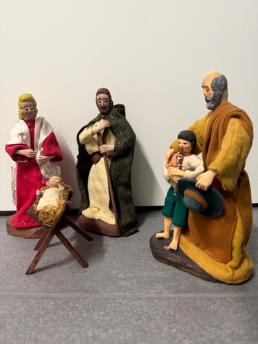 Krippenfiguren geschnitzt - -,